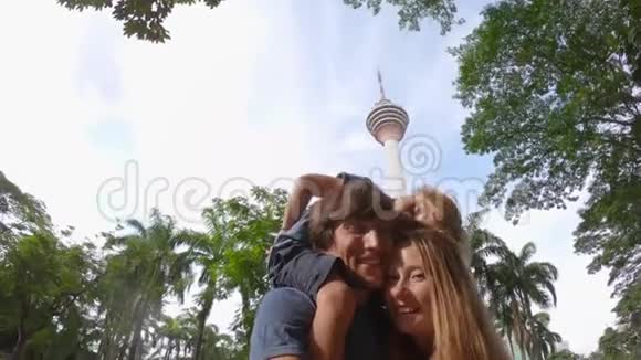 青少年家庭在吉隆坡生态公园制作自拍视频视频的预览图