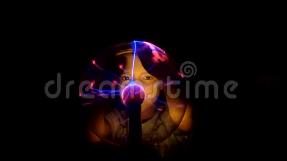 男孩用手在特斯拉灯中移动视频的预览图