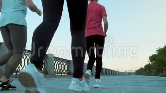 三个女孩朋友的腿的慢镜头晨跑视频的预览图
