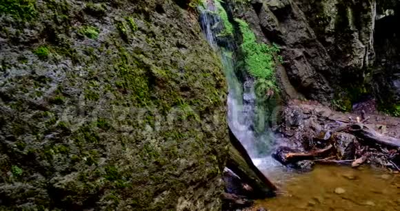 瀑布溅起的水花泉水落下来滴在岩石上视频的预览图