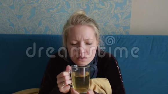 年轻女性生病喝热茶视频的预览图