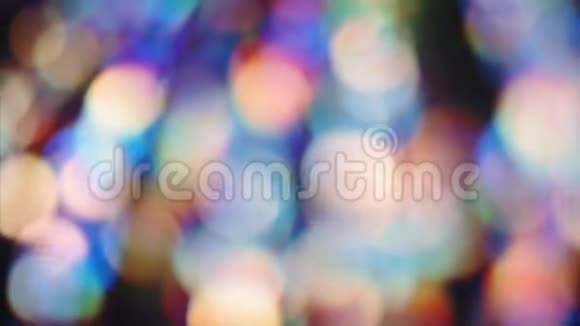 催眠几何波克网络朋克时尚彩虹背景霓虹灯移动的颜色光线在黑暗中泄漏全息图视频的预览图