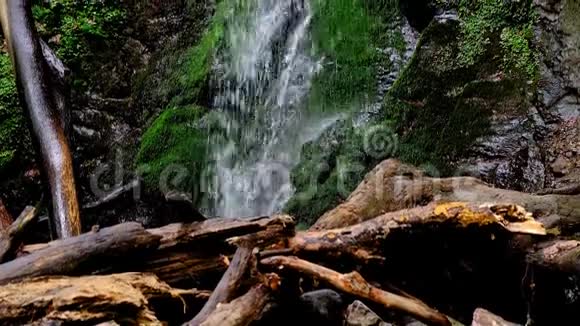 瀑布溅起的水花泉水落下来滴在岩石上视频的预览图