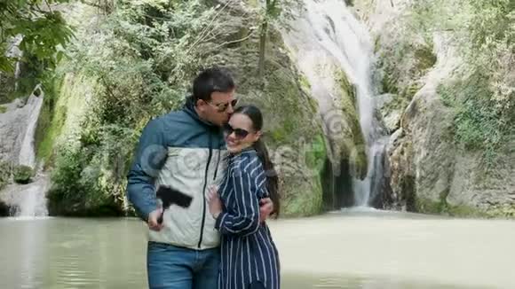 华丽的旅游情侣在瀑布附近自拍视频的预览图