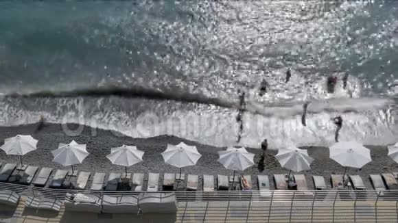 酒店海滩的俯视图阳光明媚的一天太阳和雨伞在海岸上视频的预览图
