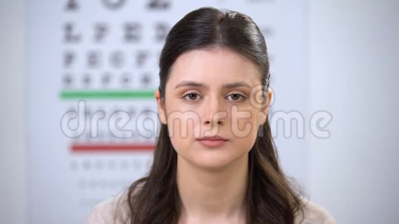 幸福微笑的女性患者展示隐形眼镜病例推荐视频的预览图