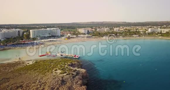 具有地中海海湾和塞浦路斯帕福斯市度假胜地海岸线的空中海景视频的预览图