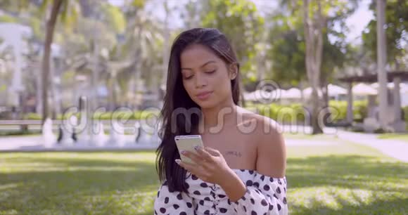 活泼的亚洲女人穿着露肩在智能手机上说话视频的预览图