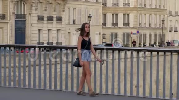 法国女孩在巴黎塞纳河散步视频的预览图
