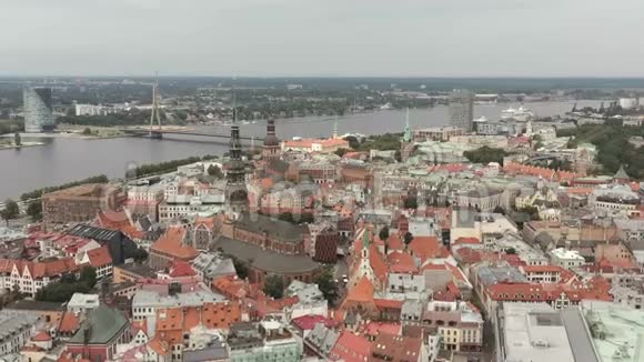 拉脱维亚里加2019年5月鸟瞰里加老镇和万库桥的全景图视频的预览图