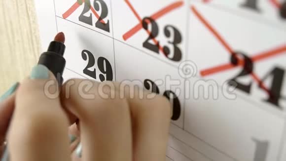 29日历天女性用红色记号笔交叉慢镜头关门视频的预览图