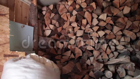 存放棚内长冬季的柴禾原木视频的预览图
