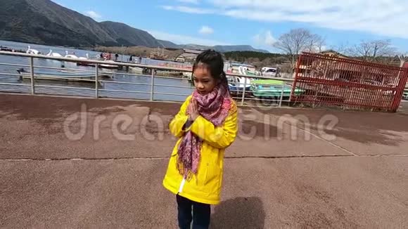 日本小女孩向箱根湖祈祷视频的预览图