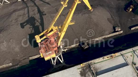 Ventspils拉脱维亚2019年7月在Ventspils港口将货物装载到Ventspils港口的干货船上视频的预览图