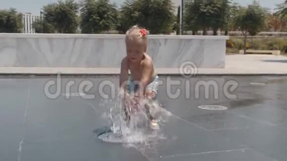 小孩子玩街上喷泉喷水器视频的预览图