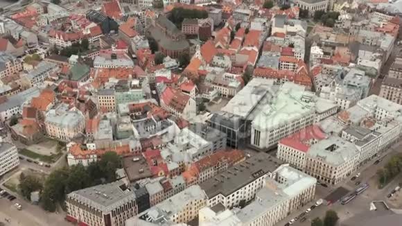 拉脱维亚里加2019年5月空中无人驾驶飞机俯瞰圣彼德大教堂边的里加老城视频的预览图