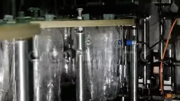 灌装和计数预蒸馏瓶的设备视频的预览图