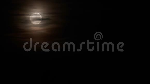 夕阳下的满月在云中的二月初晨时光流逝视频的预览图