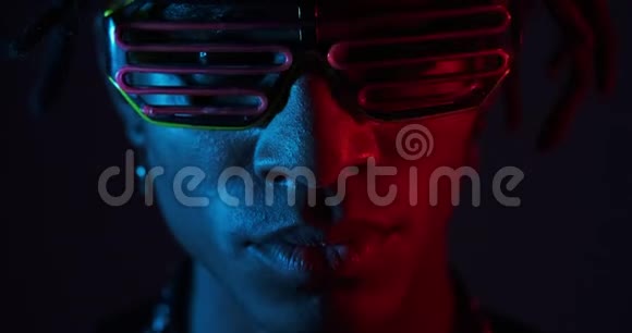 在紫外线下戴着发光眼镜的人视频的预览图