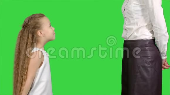 小女孩送礼物给她的母亲亲吻绿色屏幕Chroma键视频的预览图