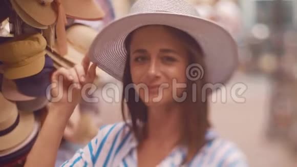 在夏日年轻女子试戴帽子视频的预览图