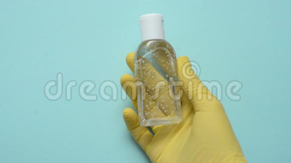 冠状病毒戴手套的手拿着消毒器瓶子里的抗菌凝胶药房在预防vi方面的不足视频的预览图