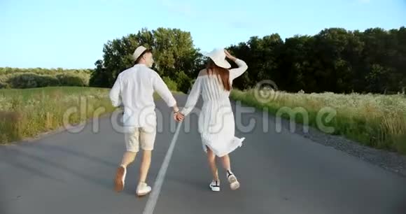 一对夫妇在乡间小路后景视频的预览图