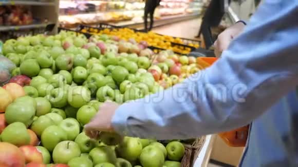 女人白色的手拿着几个五颜六色的西红柿在市场上并持有精选和购买水果或视频的预览图