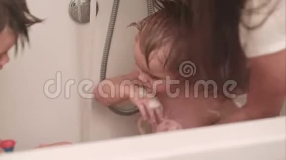 妈妈在家洗澡给小男孩洗澡视频的预览图