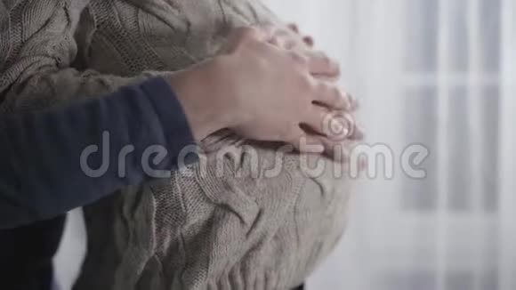 特写男女白种人的手抚摸怀孕的腹部希望家庭补充的年轻家庭视频的预览图
