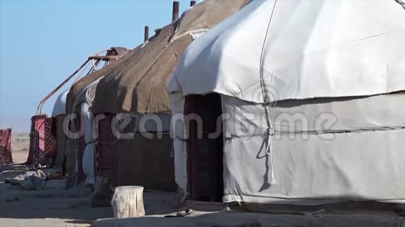 乌兹别克斯坦的一排茅屋迎风而飞视频的预览图