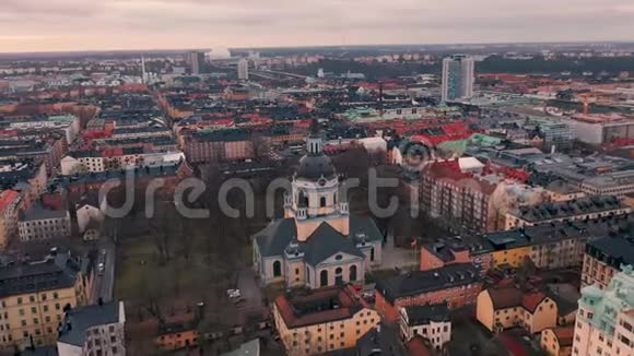 瑞典斯德哥尔摩2020年2月斯德哥尔摩市中心的空中景观在旧城的建筑物上飞行视频的预览图