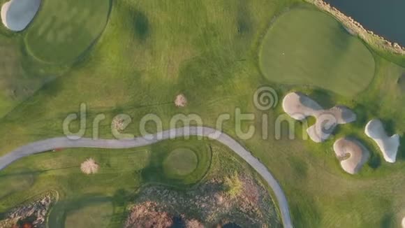 在俄勒冈州阿什兰有绿草和池塘的高尔夫球场上观看4k空中景色视频的预览图