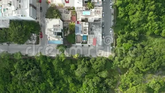 在加勒比小镇树角旁边的屋顶上拍摄的4k空中镜头视频的预览图