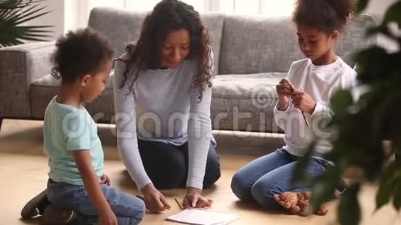 有爱心的非洲妈妈用彩色铅笔画孩子视频的预览图