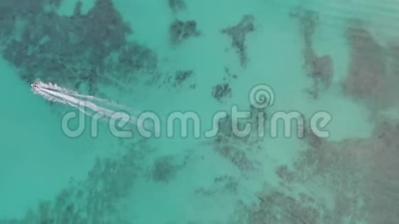 在加勒比海小镇的水蓝滩上加速4k空中射击追踪喷气滑雪视频的预览图