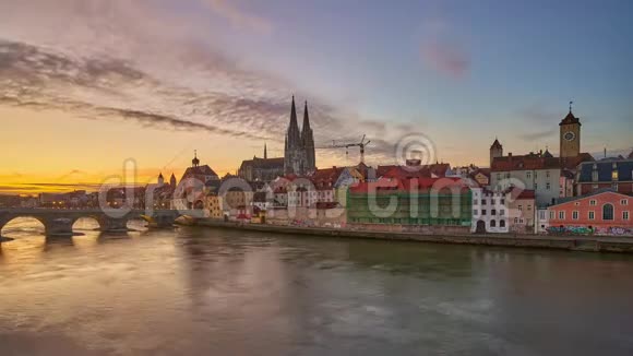德国巴伐利亚多瑙河沿岸雷根斯堡的时间流逝全景图视频的预览图
