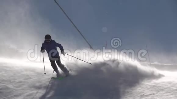 滑雪者在暴风雪中转弯慢动作视频的预览图