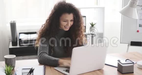 令人惊讶的女商人在笔记本电脑上工作视频的预览图