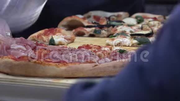 厨师切片和供应经典传统开胃意大利披萨视频的预览图
