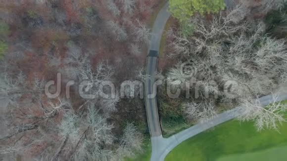 远离树木环绕的安静道路在高尔夫球场旁边视频的预览图
