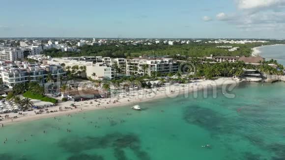 在坎昆附近的一个度假胜地由棕榈树环绕的圆形水晶透明海滩视频的预览图