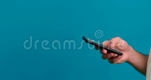 在蓝色背景上隔离的智能手机上的人滚动视图视频的预览图