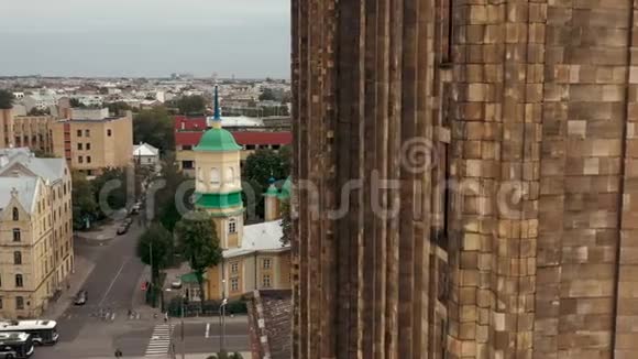 里加拉脱维亚2019年5月空中无人机对科学院和教堂的墙壁的看法视频的预览图