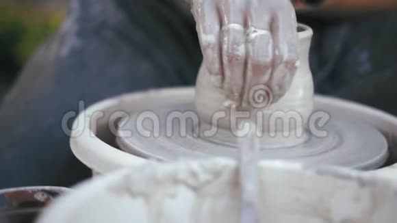 特写制作陶圈上的陶罐视频的预览图