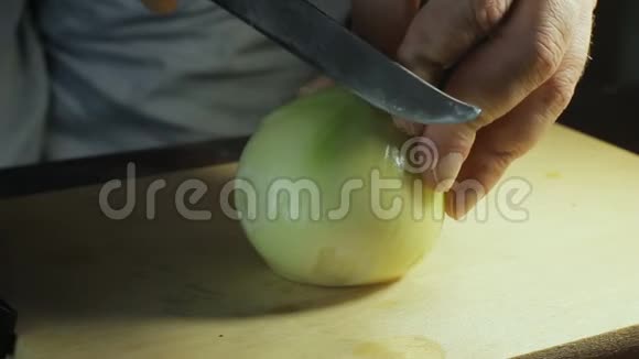 把洋葱切成小块用刀子在木板上煎视频的预览图