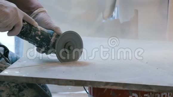 工人在施工现场用角磨机切割瓷砖视频的预览图