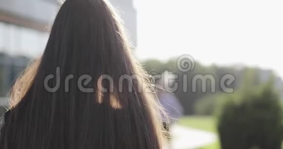 一个黑发女人正走在街上视频的预览图