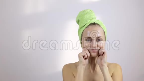 做面部按摩的女人视频的预览图