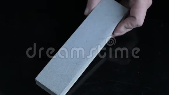 黑色木板背景上的刀磨刀视频的预览图